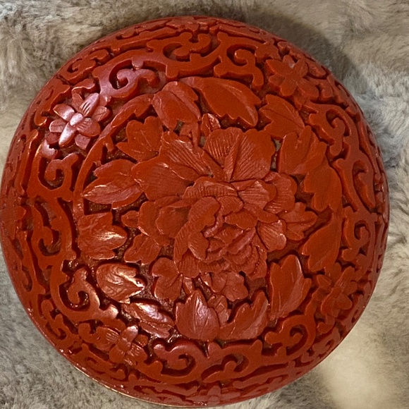 Vintage Chinese Red Cinnabar intricate carved floral trinket box. - Picture 14 of 16